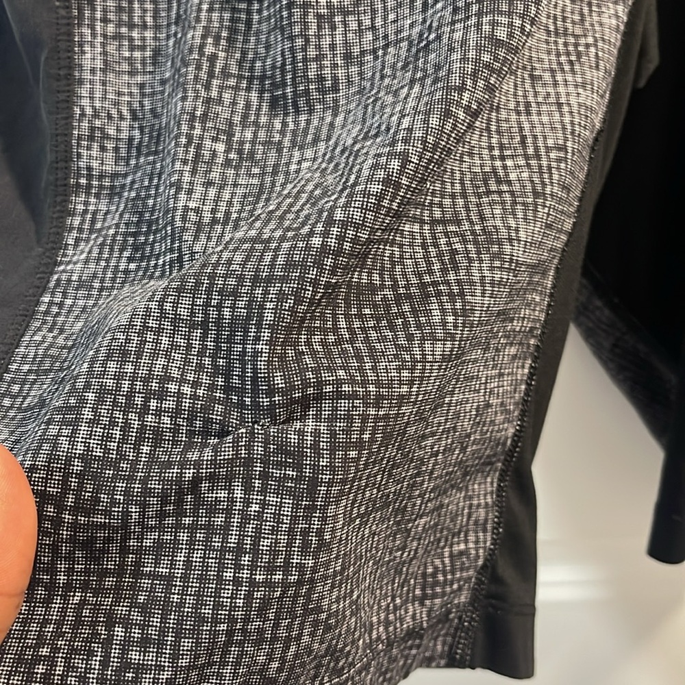 Flawed Lululemon The Short Men’s Size Large Have One Hole - Picture 9 of 9